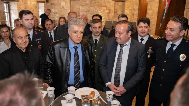 KUŞADASI’NDA İLÇE PROTOKOLÜ VATANDAŞLARLA BAYRAMLAŞTI