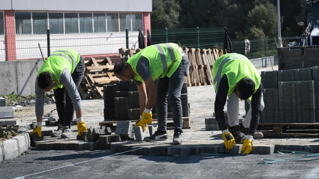 DEĞİRMENDERE MAHALLESİ’NİN YENİ YOLLARI YÜKLENİYOR