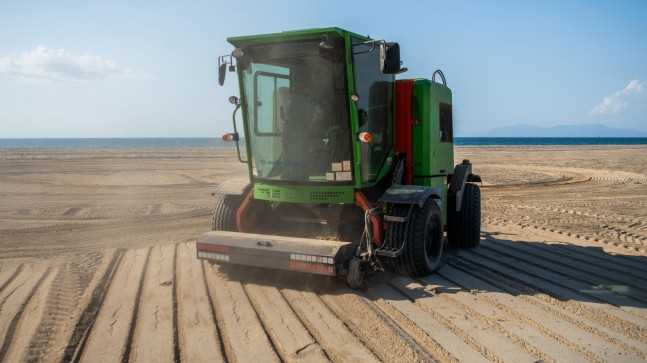 KUŞADASI BELEDİYESİ’NDEN PLAJLARDA YOĞUN TEMİZLİK MESAİSİ