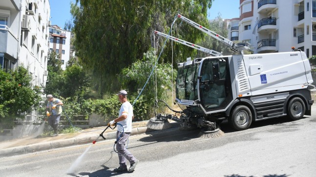 KUŞADASI’NDA TEMİZLİKTE YENİ DÖNEM: “KÜÇÜK DEV” BUCHER GÖREVE BAŞLADI