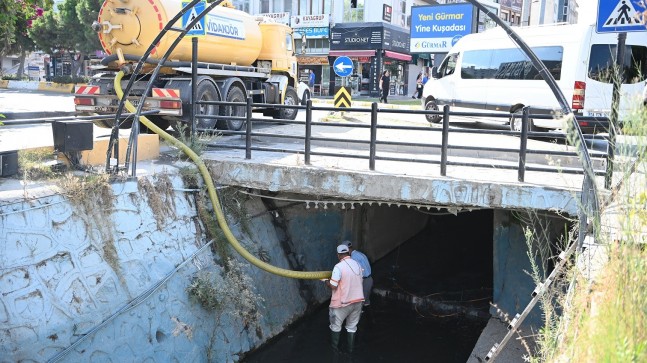 KUŞADASI BELEDİYESİ’NDEN DAMLACIK DERESİ’NDE TEMİZLİK ÇALIŞMASI