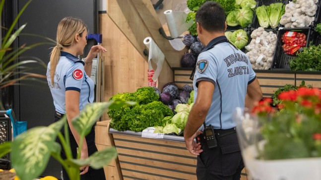 KUŞADASI’NDA ZİNCİR MARKETLERE SIKI DENETİM