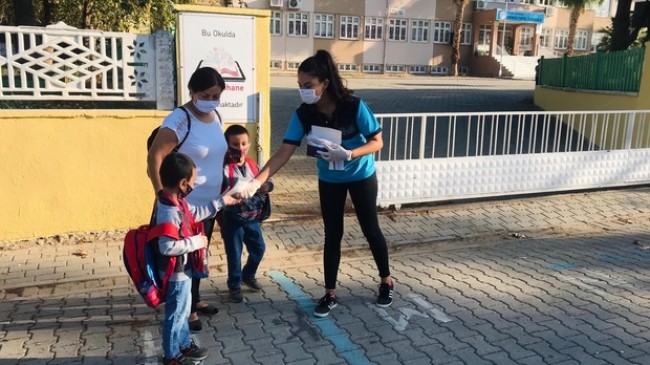 Kuşadası Belediyesi’nden maske dağıtımı