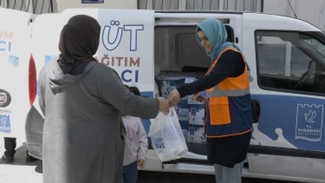 KUŞADASI’NDAKİ ÇOCUKLAR ‘LIKIR LIKIR’ SÜT İÇİYOR