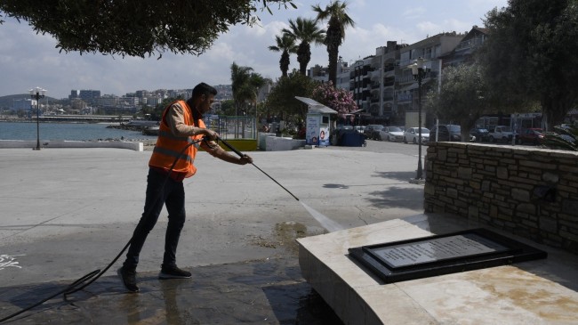 KUŞADASI BELEDİYESİ’NİN TEMİZLİK MESAİSİ ARALIKSIZ SÜRÜYOR