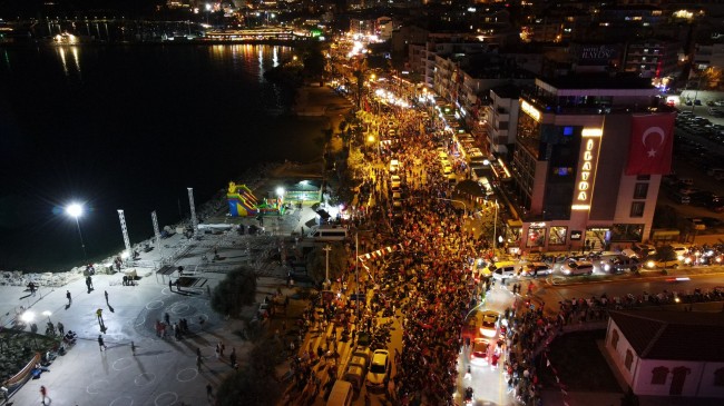 Kuşadası’nda muhteşem Cumhuriyet korteji