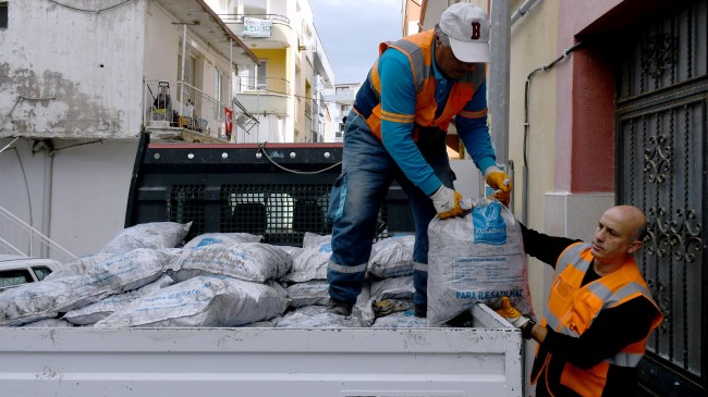 Kuşadası Belediyesi’nden kömür desteği