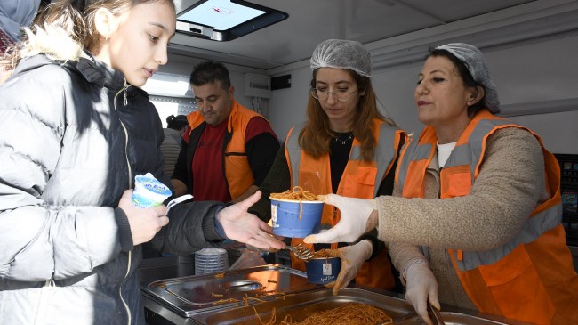 KUŞADASI BELEDİYESİ’NDEN HEMŞEHRİLERİNE LEZZETLİ İKRAMLAR