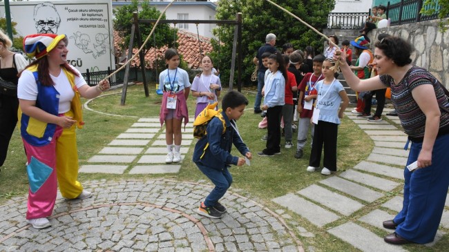 KUŞADASI’NDA UNUTULMAYA YÜZ TUTAN SOKAK OYUNCAKLARI YENİDEN HAYAT BULDU