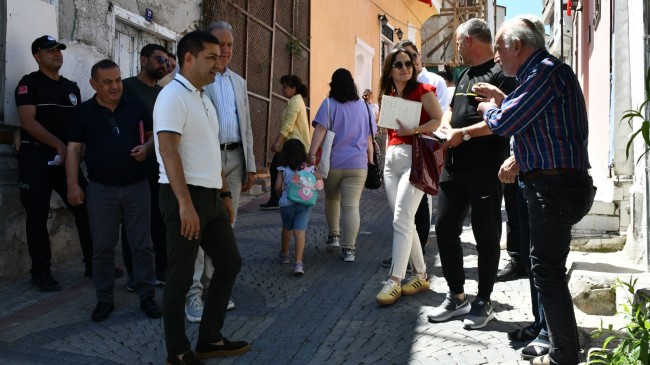 KUŞADASI’NIN TARİHİ SOKAKLARI BAŞKAN ÖMER GÜNEL İLE DEĞERLENİYOR