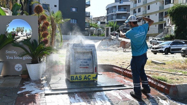 KUŞADASI BELEDİYESİ DETAYLI TEMİZLİK MESAİSİ İLE KÖŞE BUCAK HİJYEN SAĞLIYOR