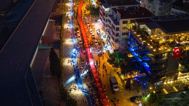 KUŞADASI’NDA ON BİNLER CUMHURİYET YÜRÜYÜŞÜNDEYDİ