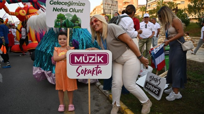 KUŞADASI SOKAK FESTİVALİ COŞKUSU ULUSLARARASI ARENAYA TAŞINDI