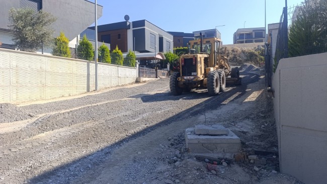 KUŞADASI BELEDİYESİ KENTE YENİ YOLLAR KAZANDIRMAK İÇİN KESİNTİSİZ ÇALIŞIYOR