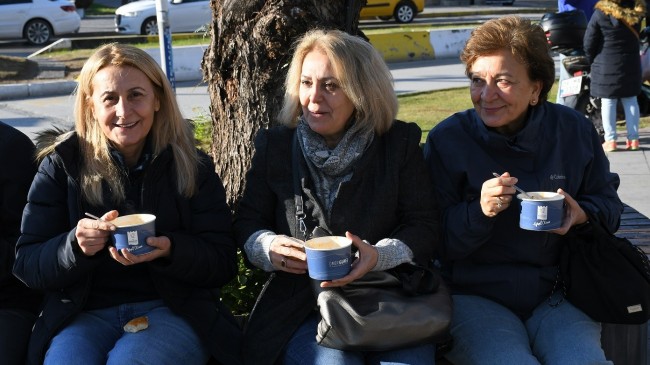 KUŞADASI BELEDİYESİ’NDEN SOĞUK HAVALARDA SICAK İKRAM