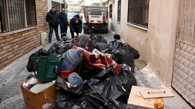 ÇÖP EVDEN KAMYONLAR DOLUSU ÇÖP ÇIKARILDI