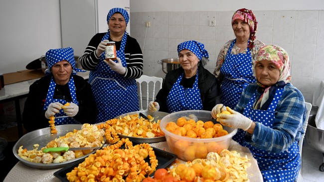 TURUNÇ MEYVESİ KUŞADALI KADINLARIN ELLERİNDE TATLANIYOR