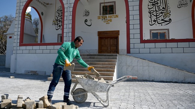 KUŞADASI BELEDİYESİ’NDEN SEVDA HATUN CAMİSİ’NDE ÇEVRE VE PEYZAJ DÜZENLEMESİ