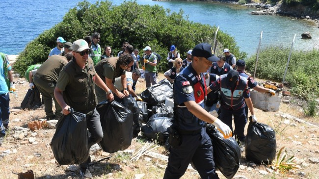 DOĞA HARİKASI MİLLİ PARK’TA KIYI TEMİZLİĞİ