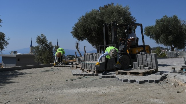 KUŞADASI BELEDİYESİ’NDEN KADINLAR DENİZİ MAHALLESİ’NDE YOL YENİLEME ÇALIŞMASI