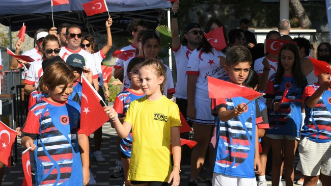 KUŞADASI’NDA ZAFER BAYRAMI COŞKUSU TENİS TURNUVASIYLA KUTLANIYOR