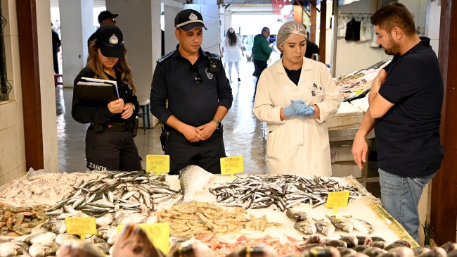 KUŞADASI’NDA BALIK TEZGÂHLARI DENETİMDEN GEÇTİ