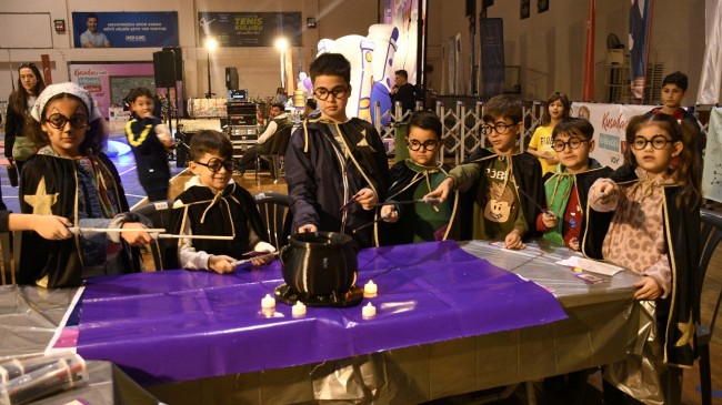 KUŞADASI’NDA ÇOCUKLAR BİLİMİN RENKLİ VE BÜYÜLÜ DÜNYASINI KEŞFETTİ