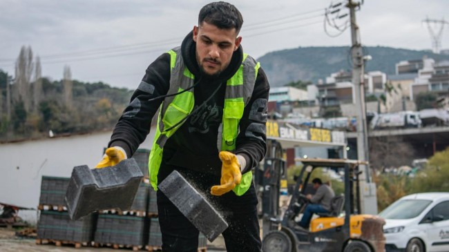 İKİÇEŞMELİK MAHALLESİ’NİN YENİ YOLLARI YÜKLENİYOR