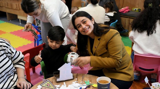 KUŞADASI’NDA MİNİK ELLER TASARLADIKLARI EVLERİN BAHÇESİNE TOHUM EKTİ