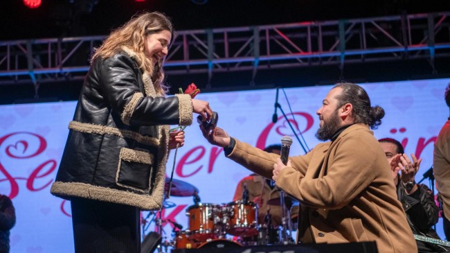 KUŞADASI’NDA SEVGİLİLER GÜNÜ EVLENME TEKLİFİYLE TAÇLANDI