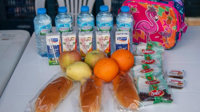 ÖĞRENCİLERE İKİNCİ DÖNEMİN İLK BESLENME ÇANTALARI ULAŞTIRILDI