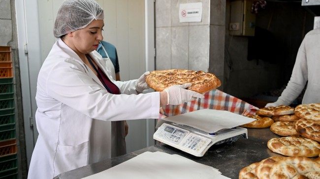 KUŞADASI BELEDİYESİ’NDEN FIRINLARA GRAMAJ VE FİYAT DENETİMİ