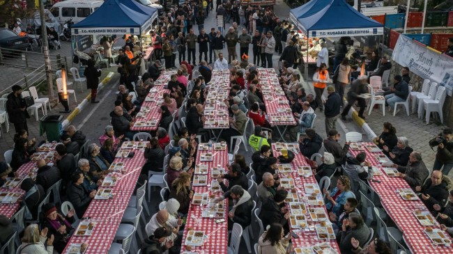 KUŞADASI’NDA RAMAZAN AYININ BEREKETİ PAYLAŞTIKÇA ÇOĞALIYOR