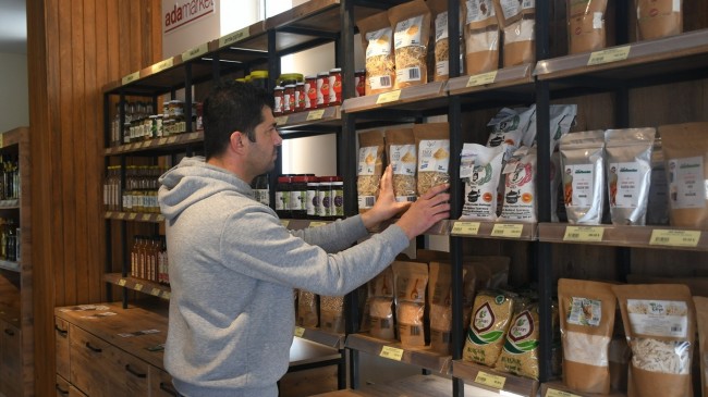 BAŞKAN ÖMER GÜNEL’İN YEREL ÜRETİM VİZYONU: KUŞADALI KADINLARIN EL EMEĞİ ADA MARKET RAFLARINDA DEĞERLENİYOR