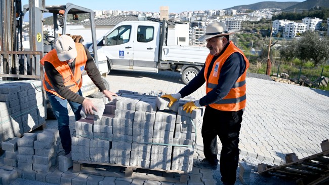 KUŞADASI BELEDİYESİ’NDEN KENT GENELİNDE KESİNTİSİZ YOL MESAİSİ