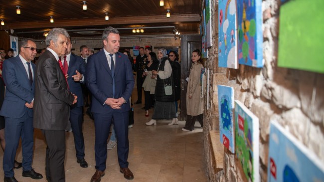İBRAMAKİ MİNİK SANATÇILARIN RESİMLERİNE EV SAHİPLİĞİ YAPTI