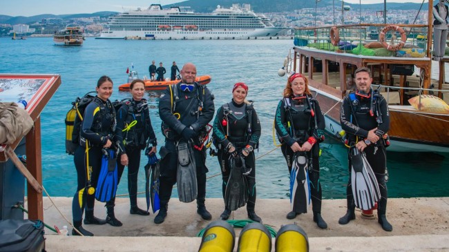 KUŞADASI’NDA DÜNYA GÜNÜ’NDE KIYI VE DENİZ TEMİZLİĞİ: 200 KİLOGRAM ATIK TOPLANDI
