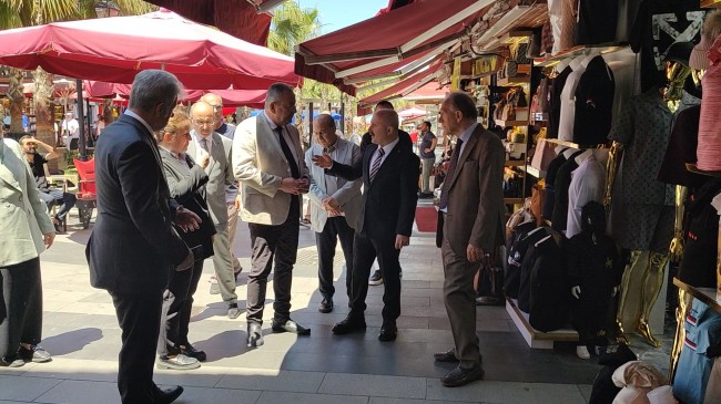 KUTO YÖNETİMİ KUŞADASI ÇARŞILARINDA AYDIN VALİSİNE EŞLİK ETTİ
