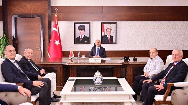 KUŞADASI TİCARET ODASI YÖNETİMİ AYDIN VALİSİ DR. OSMAN VAROL’U ZİYARET ETTİ