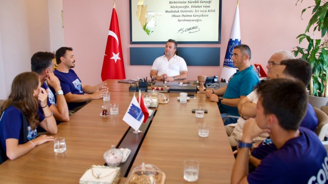 KUŞADASI’NIN ALTIN KULAÇI CEREN YAŞAR BAŞARISINI BAŞKAN VEKİLİ TAHSİN DEMİRTAŞ İLE PAYLAŞTI