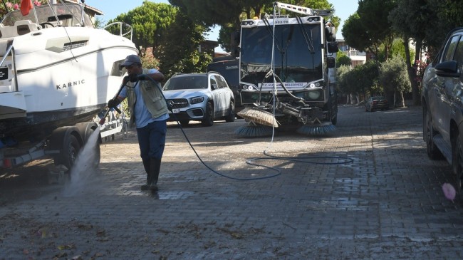 KUŞADASI BELEDİYESİ TEMİZLİK VE HİJYEN ÇALIŞMALARINA ARALIKSIZ DEVAM EDİYOR