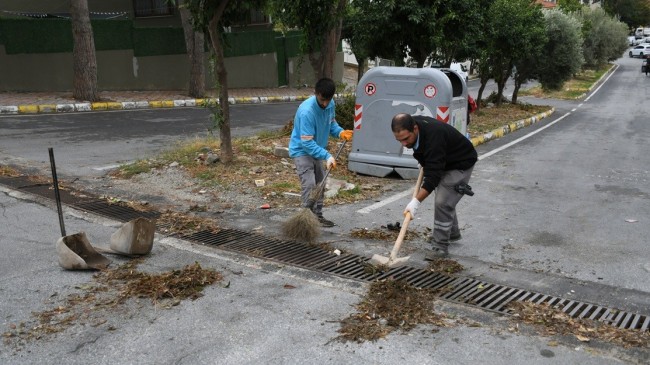 KUŞADASI’NDA FIRTINA SONRASI EKİPLER SAHAYA İNDİ