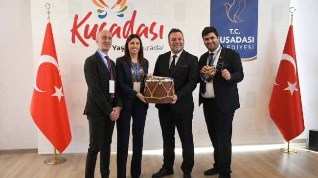 KUŞADASI’NDA CUMHURİYET’İN 103’ÜNCÜ YILI KARDEŞ ŞEHİRLERİN DOSTLUK BULUŞMASIYLA TAÇLANDI
