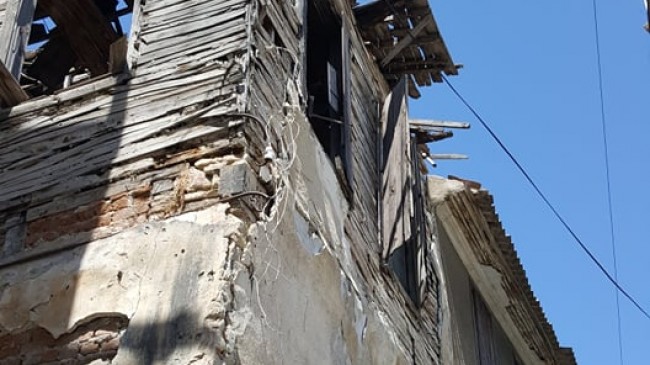 Tarihi evler çökme tehlikesi ile karşı karşıya