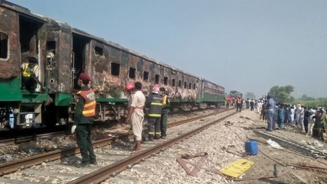 Pakistan’da tren otobüse çarptı: 19 ölü, 8 yaralı