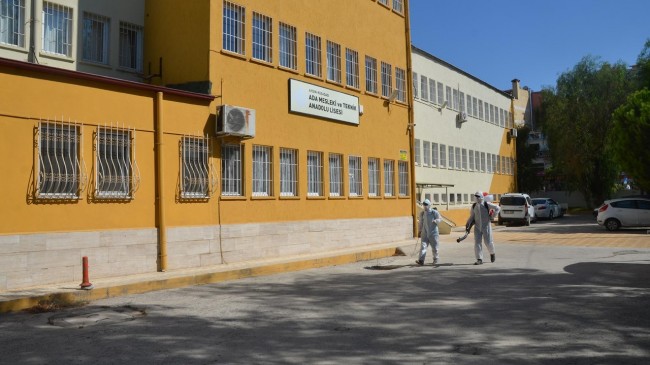 Kuşadası’nda okullar dezenfekte ediliyor