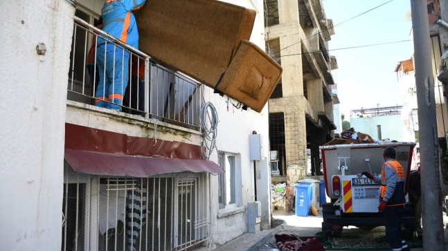 Çöp ev Kuşadası Belediyesi ekiplerince boşaltıldı