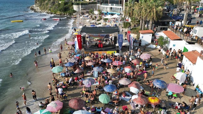 Ücretsiz plaj konserleri yoğun ilgi görüyor